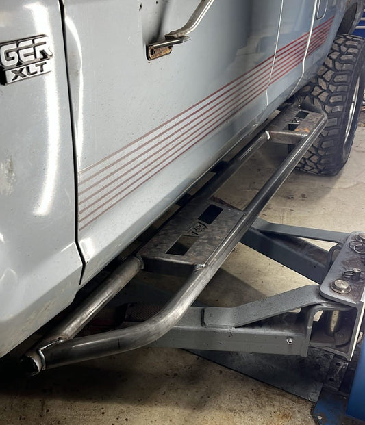 Ford Ranger 3UZ V8 Custom Side Steps: Op Maat Gemaakte Rocksliders