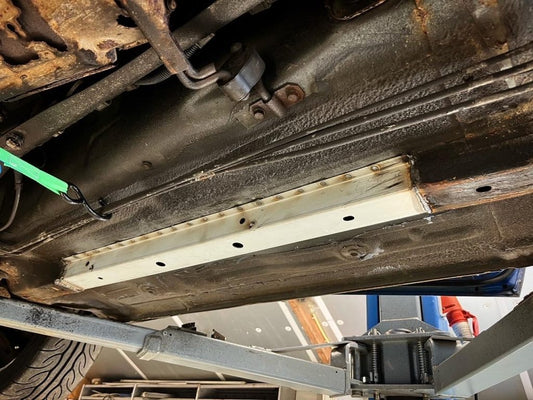 Mazda MX-5 ingedeukte of verroeste frame rails herstellen